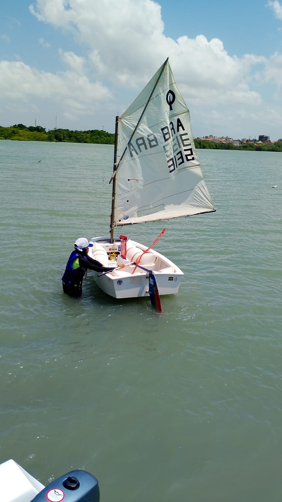 Crianças preparando o barco